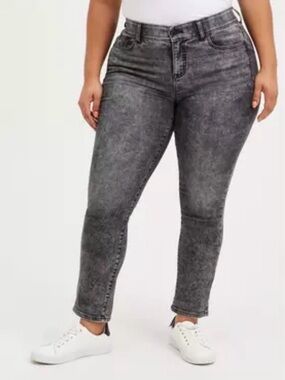 Torrid Super Soft Gray Jeans Bombshell Straight Elastic Waistband Size 24R